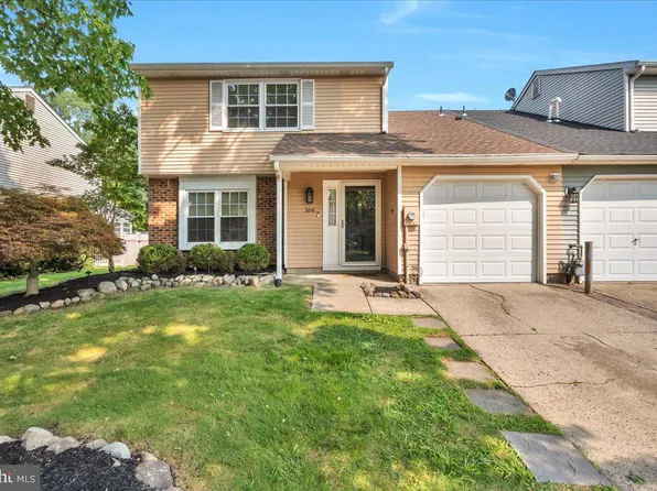 166 Stratton Ln, Mount Laurel, NJ 08054