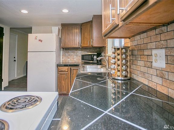 5th image of 835 N Vista Dr