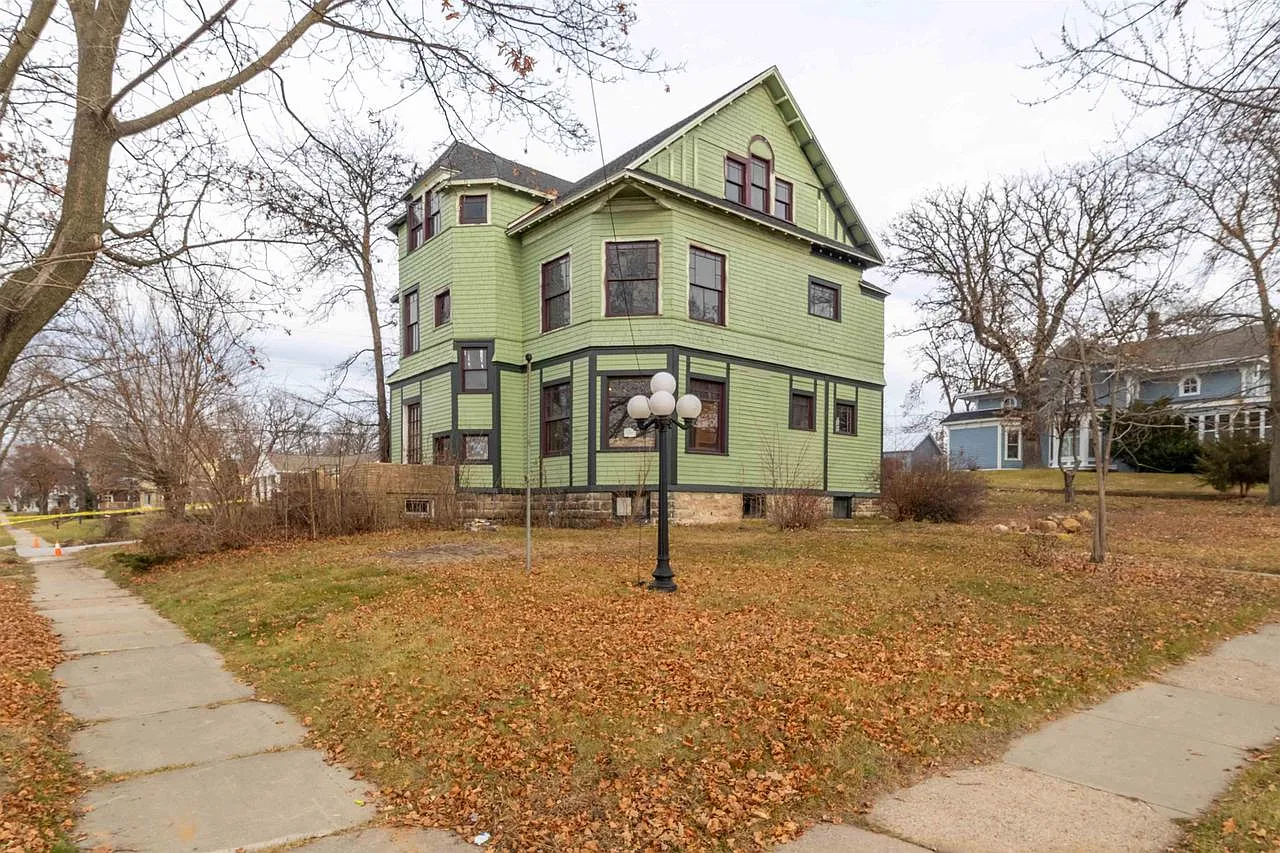 704 Ash Street photo 1