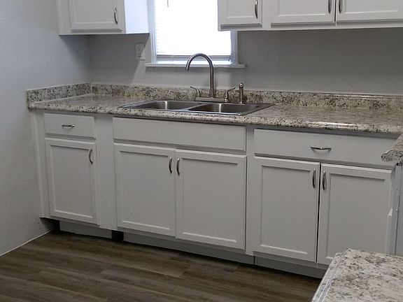 4th image of 204 S Hackberry St #A