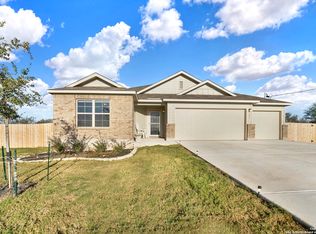 121 Cheyenne Dr, Floresville, TX 78114