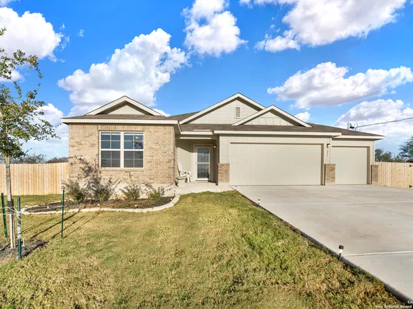 121 Cheyenne Dr, Floresville, TX 78114