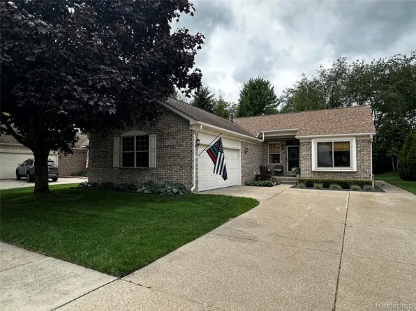 51565 Hickory Ln #67, Macomb, MI 48042