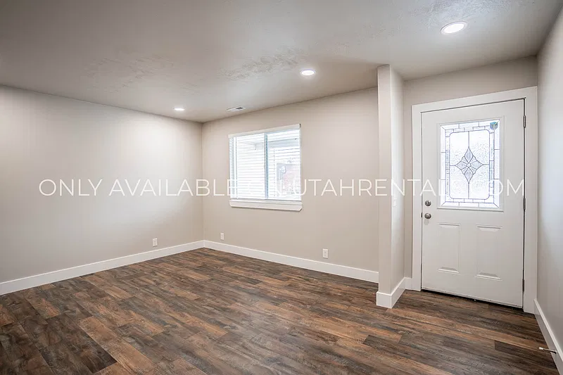 5 bed, 3.5 bath, 2960 sqft, $3,300 — Photo 2
