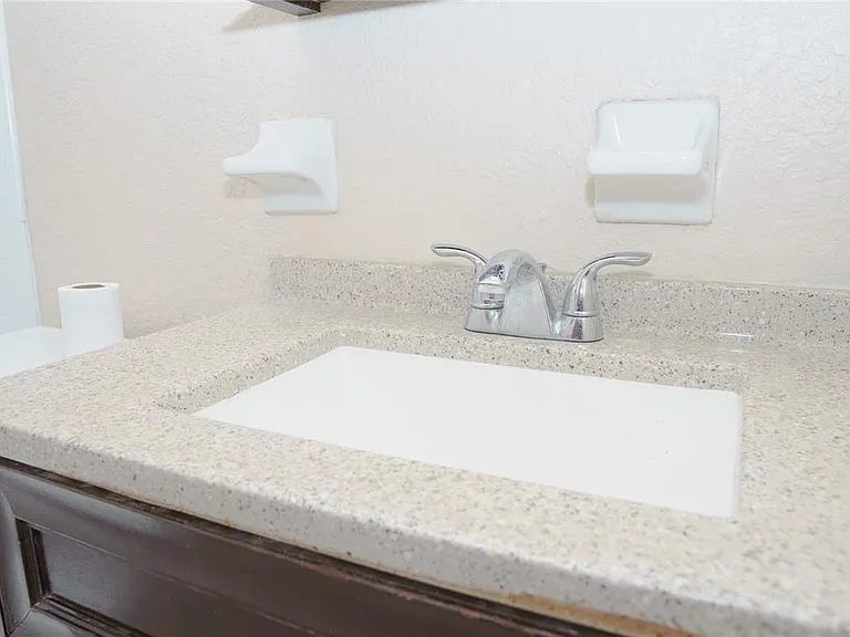 2500 Carver Ave — Photo 5