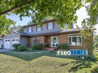 1811 Westminster Cir, Davenport, IA 52807