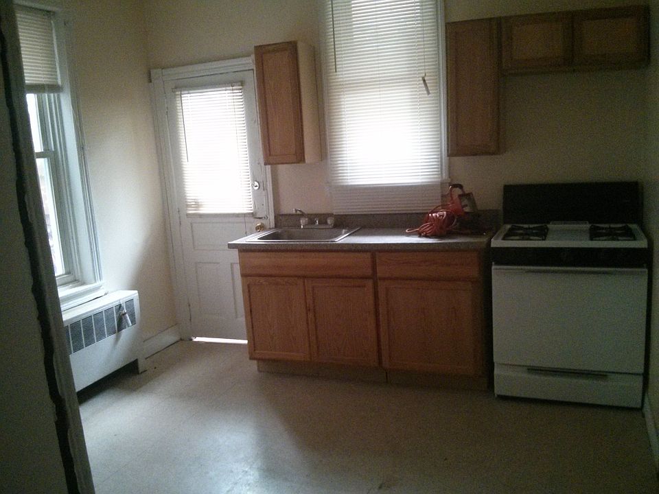 1st image of 827 E Westmoreland St