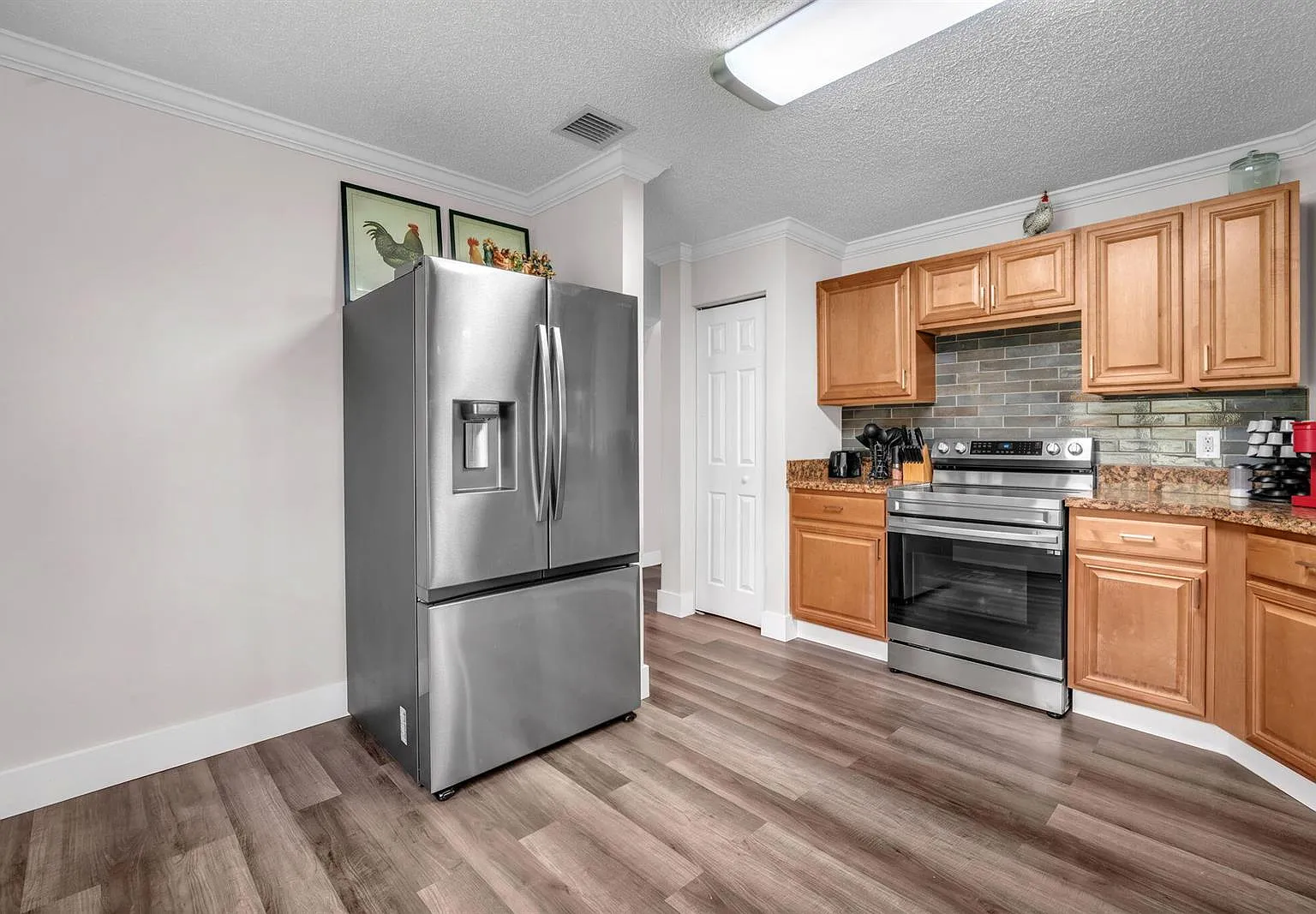 4 bed, 2347 sqft, $699,900 — Photo 3