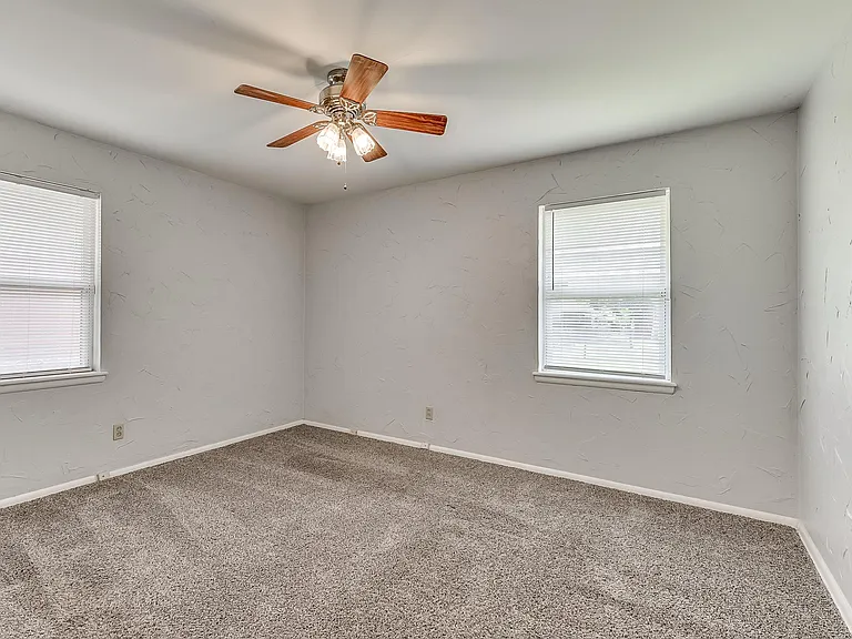 820 E Carroll Ln — Photo 11