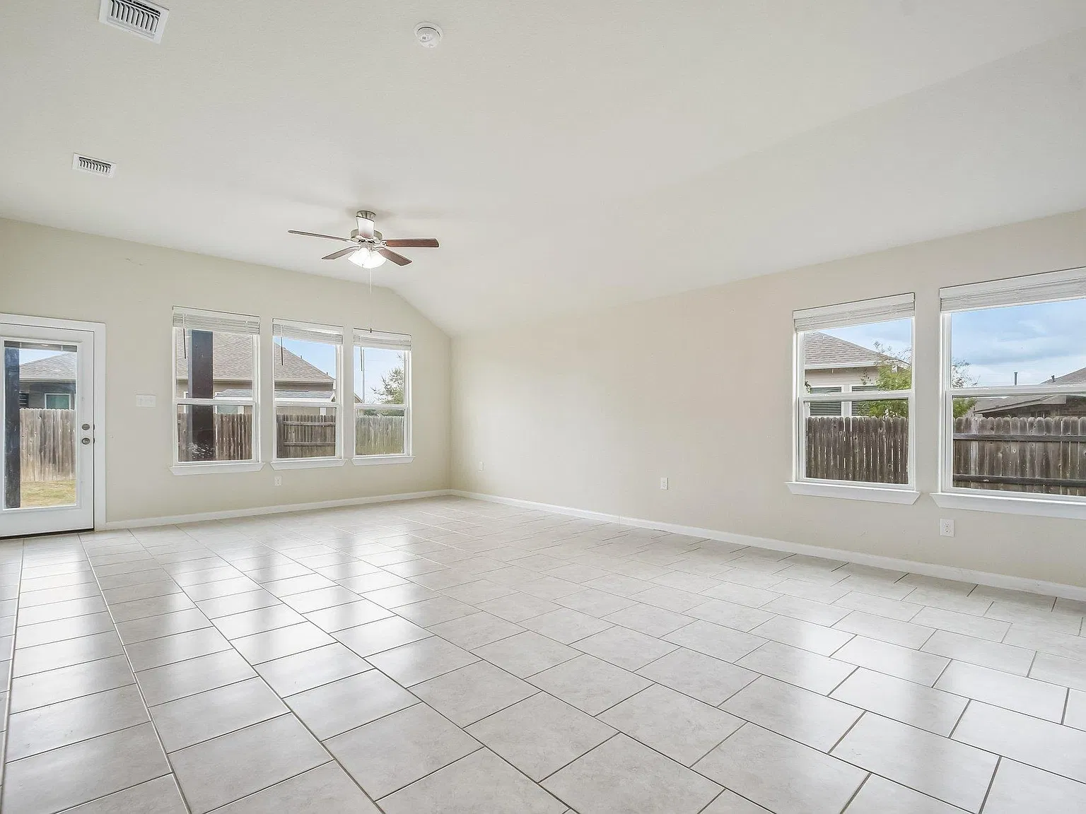 3 bed, 2.5 bath, 2202 sqft, $2,000 — Photo 4