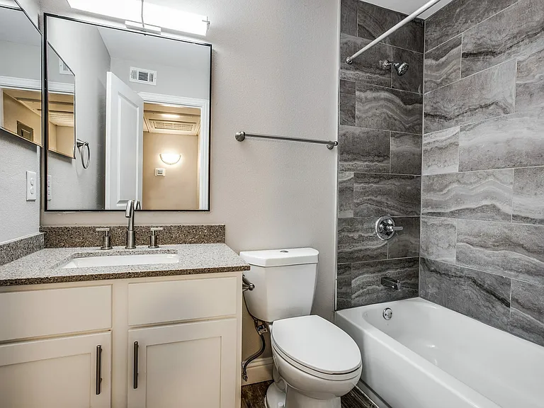 808 E Sanford St — Photo 16