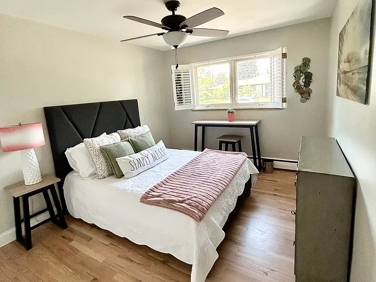 Queen guest room