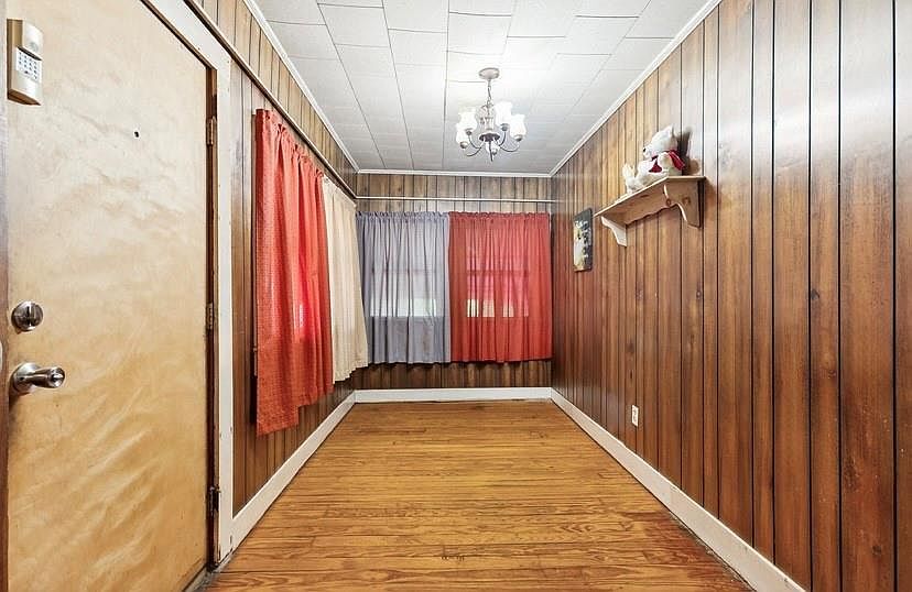 7th image of 804 W 10th St
