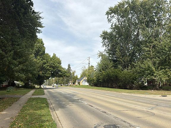 5th image of 3135 N Macarthur Rd