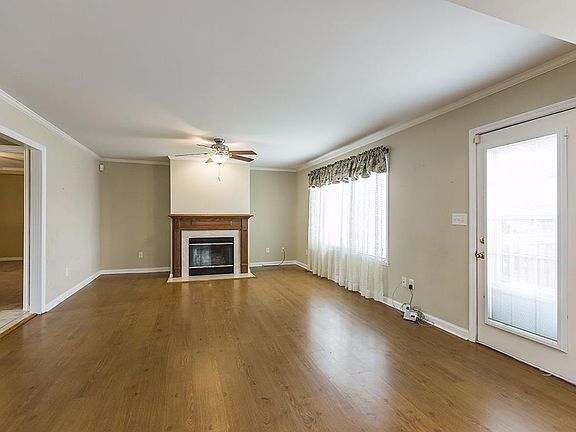 5th image of 2676 Woodlawn Way