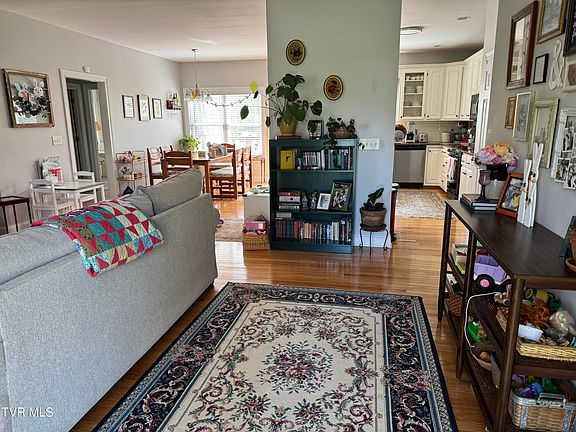 4th image of 900 Althea St