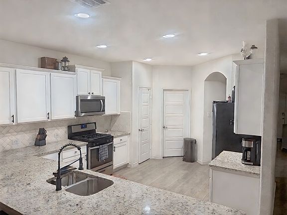 3rd image of 463 Pleasant Hill Ln
