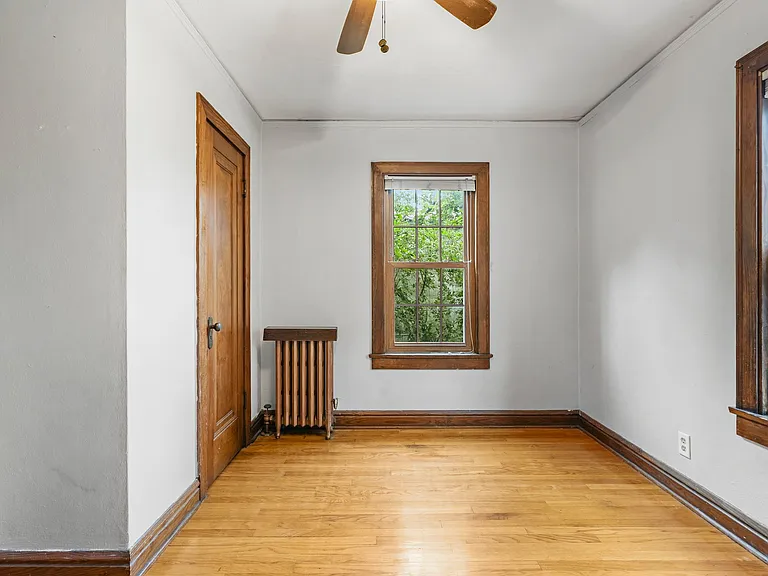 833 Midland St — Photo 12