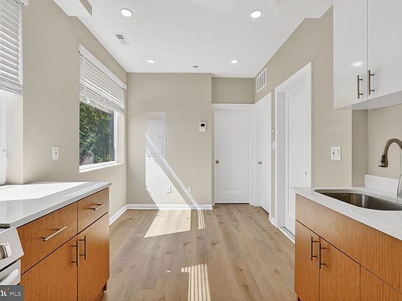 3rd image of 1307 K St SE #301