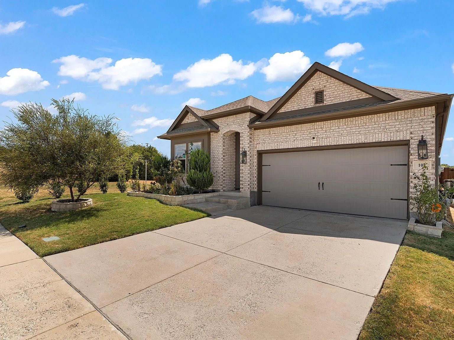3 bed, 2.0 bath, 2140 sqft, $2,800 — Photo 3