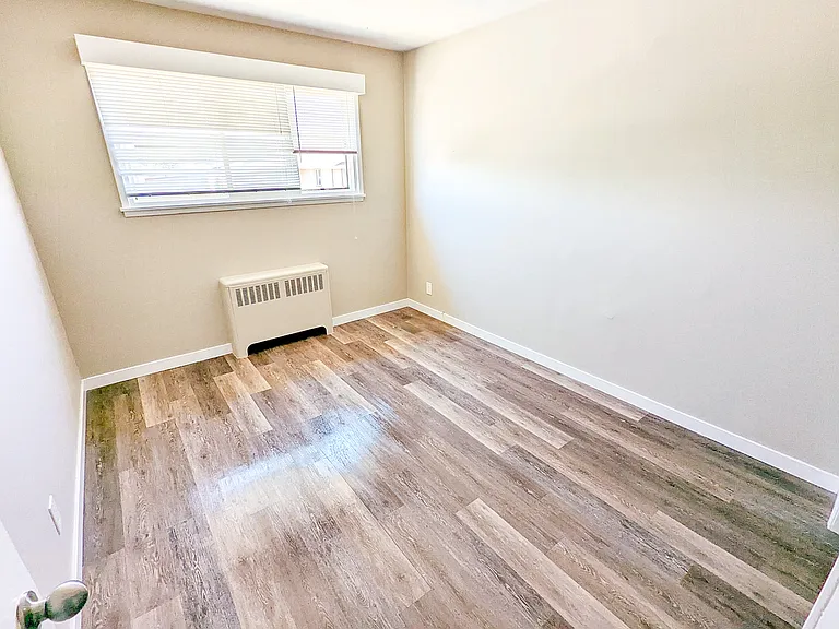 1601 Queensway — Photo 7