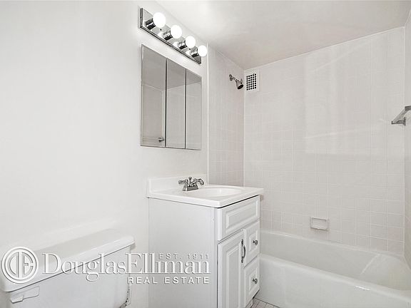 4th image of 200 E 58th St APT 16D
