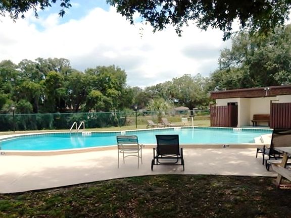 Pool & BBQ area