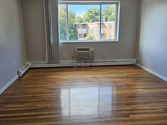 4th image of 572 Cummins Hwy APT 13
