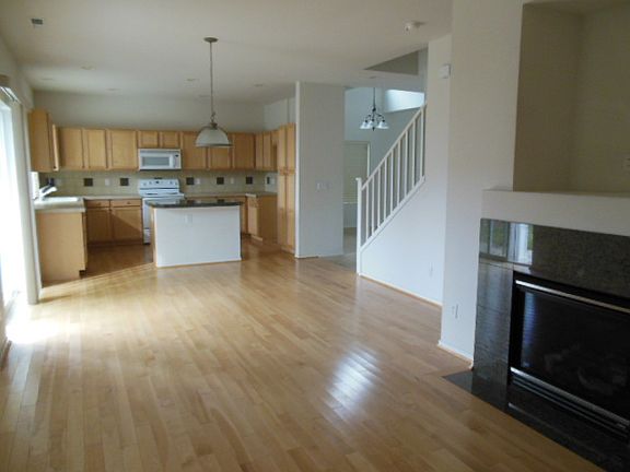4th image of 804 67th Ln SE