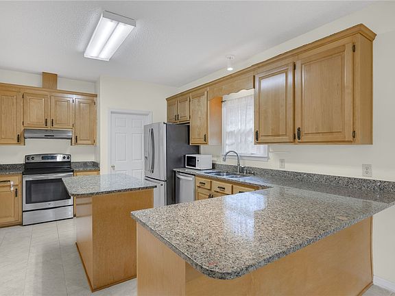 3rd image of 204 Sedgefield Dr