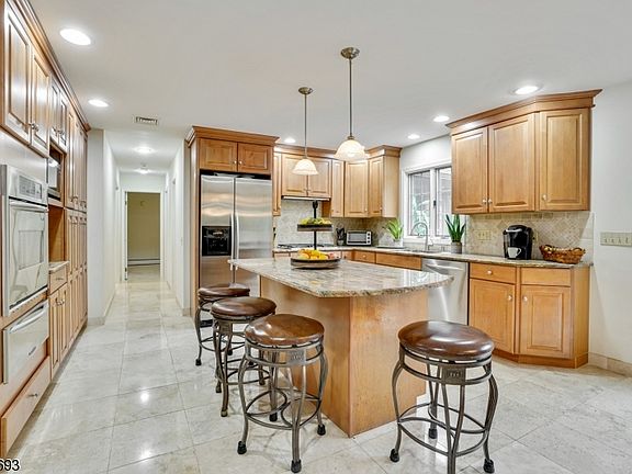 4th image of 5 Country Brook Dr