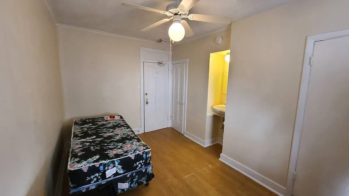 Studio, 140 sqft, $750 — Photo 3