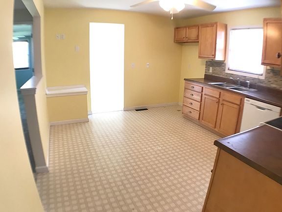 4th image of 308 N Market St
