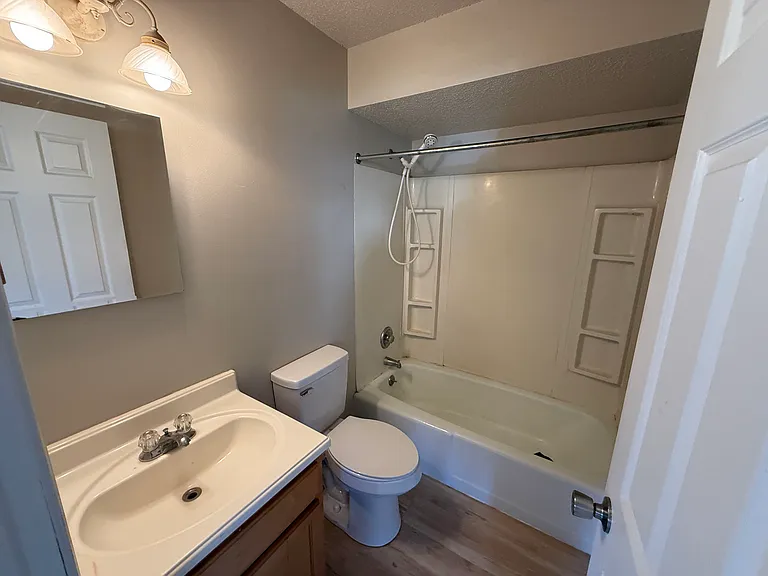 1416 E 5th St #5 — Photo 9