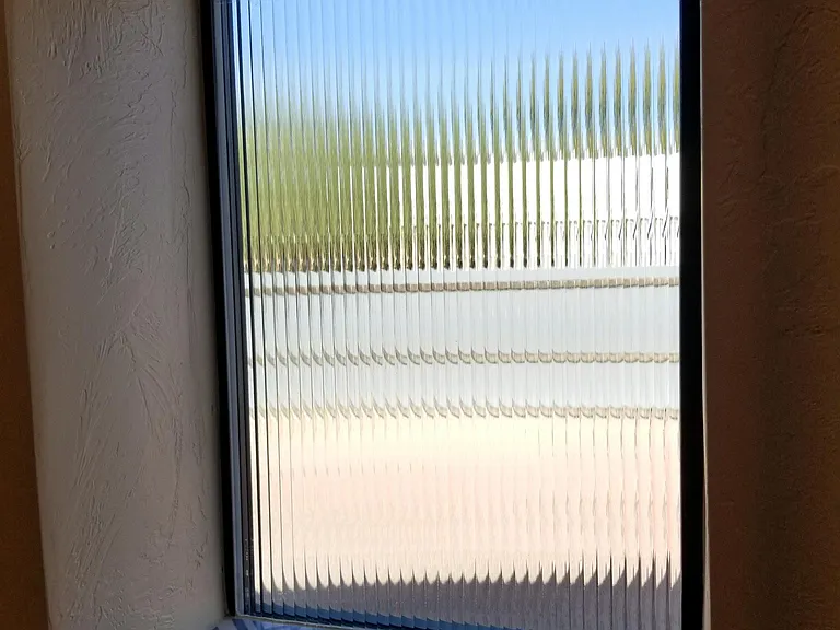 Details - fluted glass in bathroom