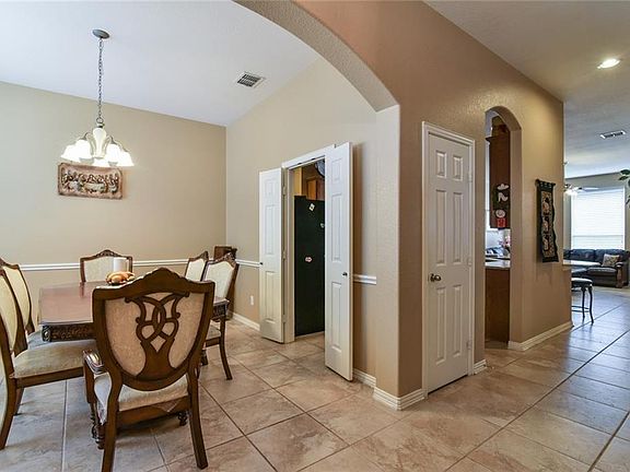 5th image of 815 Fair Oaks Dr