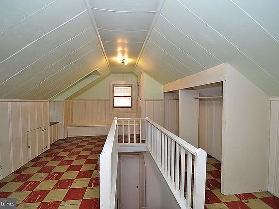 5th image of 302 New Jersey Ave NE