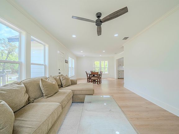 4th image of 230 Parkwood St