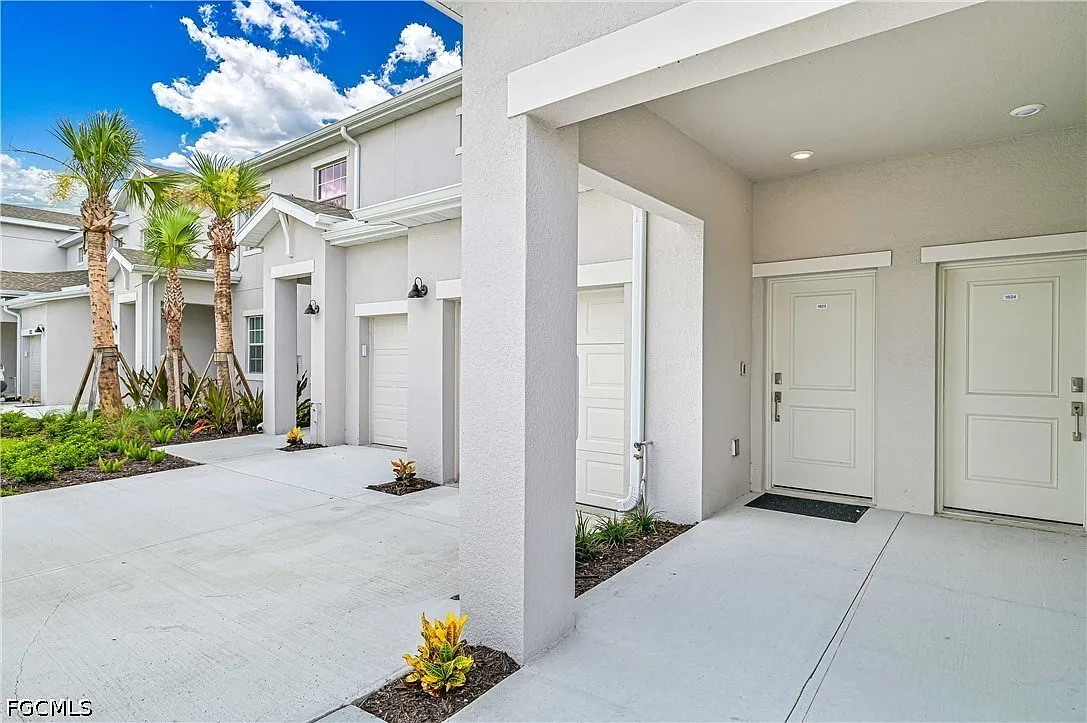 2 bed, 2.0 bath, 1834 sqft, $1,895 — Photo 2