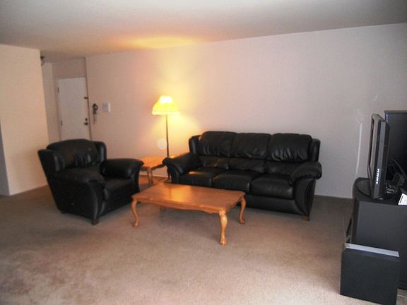 4th image of 223 Deerpath Ct Unit B1