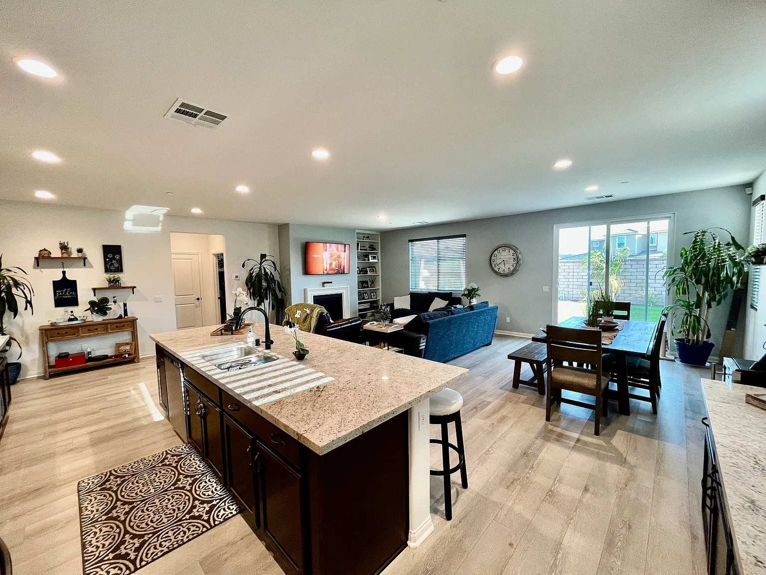 2 bed, 2000 sqft, $2,800 — Photo 3