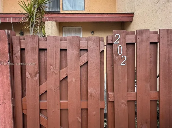 221 W Park Dr APT 202-3, Miami, FL 33172