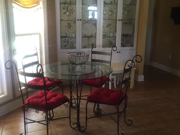 breakfast nook w/built in