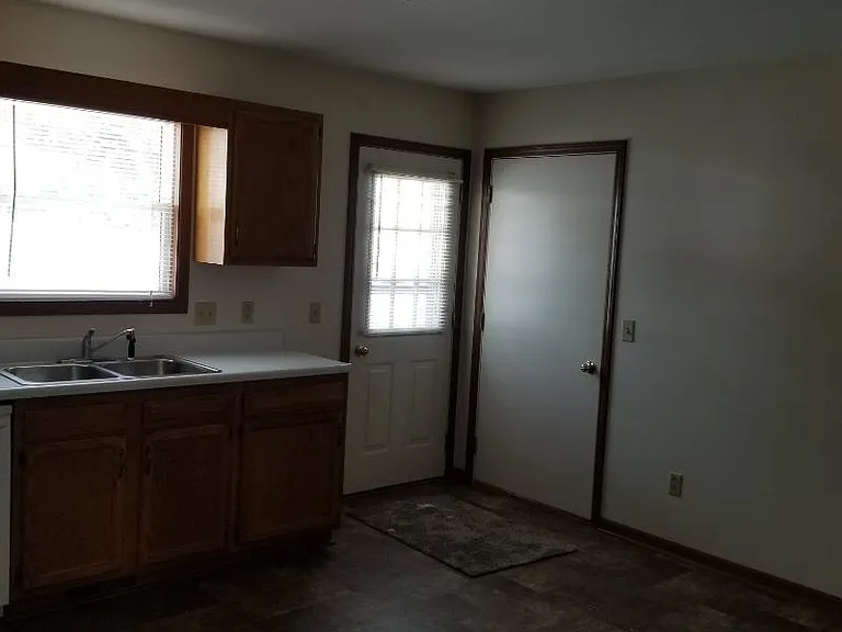 1112 Oakview Dr — Photo 8