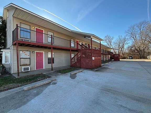 2nd image of 1706 Powell St #206