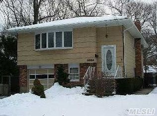 2004 Potter Ave, Merrick, NY 11566