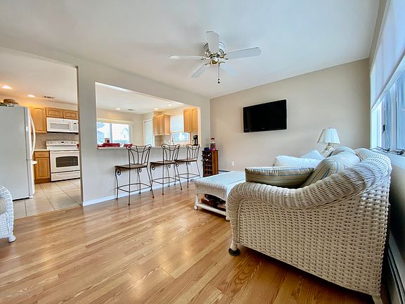 3rd image of 23 E Surf Ave