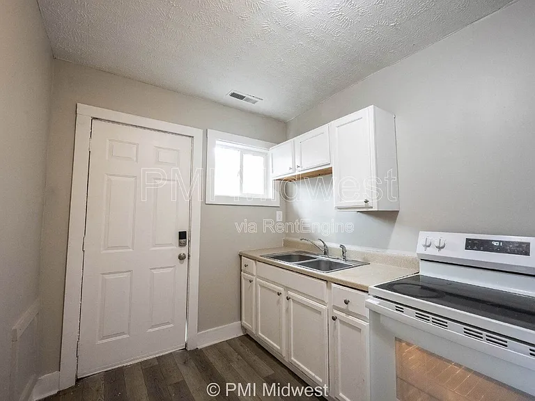 2930 N Dearborn St #B — Photo 2