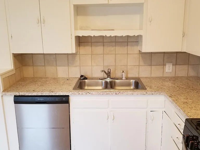 1233 N Phoenix Ave — Photo 4