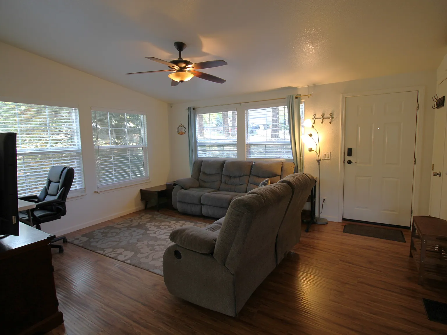 3 bed, 1296 sqft, $2,550 — Photo 2